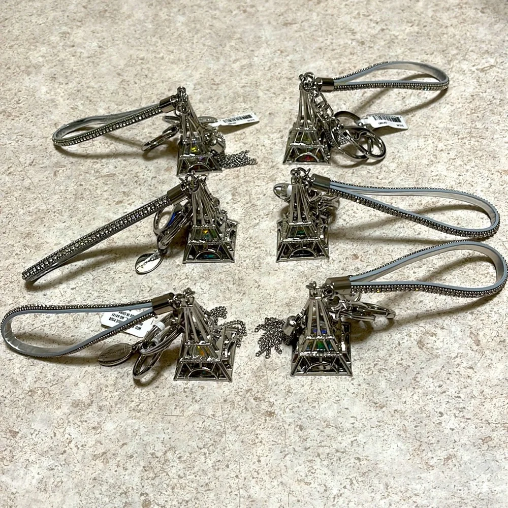 BNWT HALLMARK SILVER TONE & CRYSTAL EIFFEL TOWER PARIS KEYCHAIN 4 pcs Available